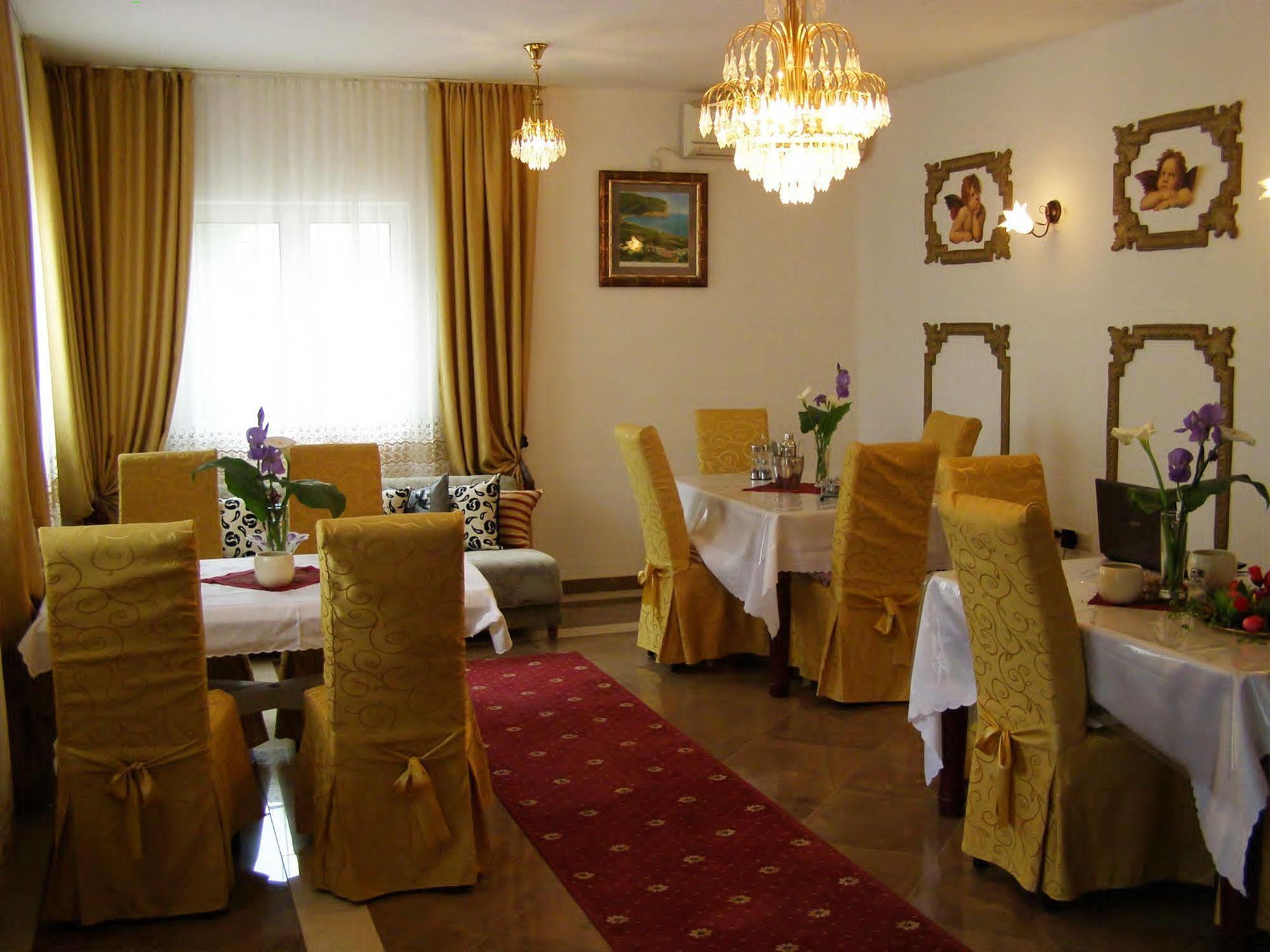 Hotel Wellness & Spa Angelo Gabriel Petrovac Luaran gambar